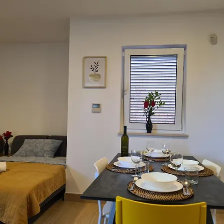 Golden Sun Apartment *